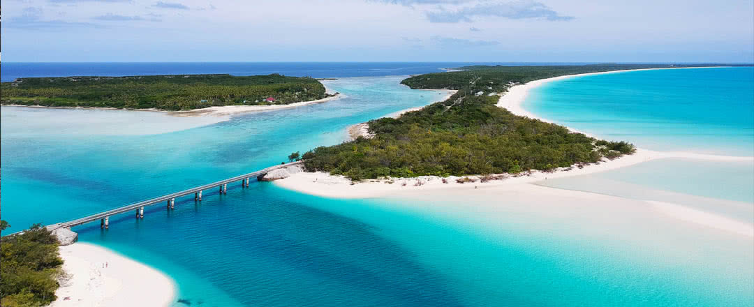 L'hôtel est idéalement situé à proximité de la plage.