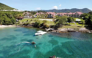 vue aerienne ocean avec hotel Pierre et Vacances Martinique en fond