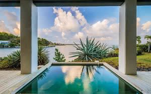 piscine vue mer au cap est lagoon