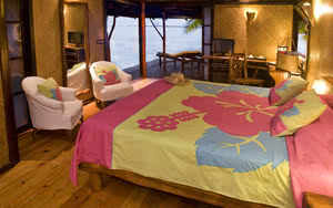 Nous offrons une chambre Bungalow Plage avec un lit confortable, une vue magnifique et tous les équipements de chambre nécessaires pour un séjour agréable. Partez en Raiatea - Taha'a.