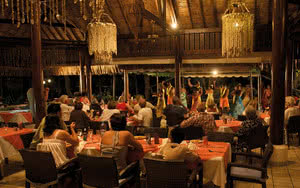 Partez en Bora Bora. L'hôtel dispose d'un restaurant proposant des specialités culinaires locales.