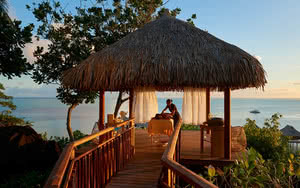 Partez en Bora Bora. L'hôtel est idéalement situé à proximité de la plage.