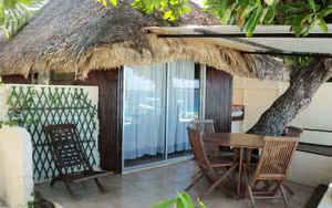 Partez en Bora Bora. Nous offrons une chambre Bungalow Plage avec un lit confortable, une vue magnifique et tous les équipements de chambre nécessaires pour un séjour agréable.
