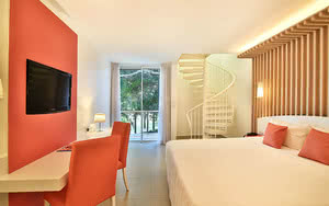 Partez en Guadeloupe. Nous offrons une chambre Duplex avec un lit confortable, une vue magnifique et tous les équipements de chambre nécessaires pour un séjour agréable.