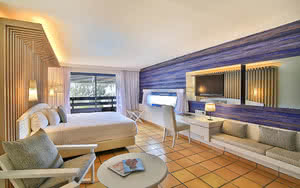 Partez en Guadeloupe. Nous offrons une chambre Junior Suite Mer avec un lit confortable, une vue magnifique et tous les équipements de chambre nécessaires pour un séjour agréable.