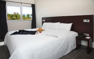 Nous offrons une chambre Duplex avec un lit confortable, une vue magnifique et tous les équipements de chambre nécessaires pour un séjour agréable. Partez en Guadeloupe.