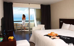 Partez en Guadeloupe. Nous offrons une chambre Chambre Vue Mer avec un lit confortable, une vue magnifique et tous les équipements de chambre nécessaires pour un séjour agréable.