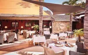 Restez dans un superbe hôtel Iloha Seaview Hotel. L'hôtel dispose d'un restaurant proposant des specialités culinaires locales.