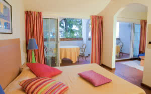 Nous offrons une chambre Junior Suite avec un lit confortable, une vue magnifique et tous les équipements de chambre nécessaires pour un séjour agréable. Partez en Réunion.