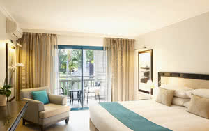 Nous offrons une chambre Chambre Deluxe avec un lit confortable, une vue magnifique et tous les équipements de chambre nécessaires pour un séjour agréable. Partez en Réunion.