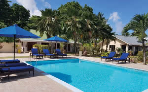 Partez en Praslin. L'hôtel offre une piscine rafraîchissante.