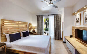 Partez en Ile Maurice. Nous offrons une chambre Chambre Privilège avec un lit confortable, une vue magnifique et tous les équipements de chambre nécessaires pour un séjour agréable.