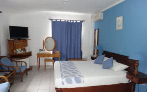 Partez en Mahé. Nous offrons une chambre Chambre Standard avec un lit confortable, une vue magnifique et tous les équipements de chambre nécessaires pour un séjour agréable.