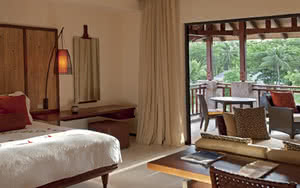 Partez en Mahé. Nous offrons une chambre Senior Suite avec un lit confortable, une vue magnifique et tous les équipements de chambre nécessaires pour un séjour agréable.