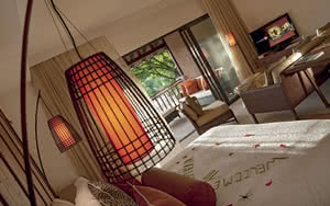 Partez en Mahé. Nous offrons une chambre Senior Suite avec un lit confortable, une vue magnifique et tous les équipements de chambre nécessaires pour un séjour agréable.