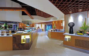 L'hôtel dispose d'un restaurant proposant des specialités culinaires locales. Partez en Mahé.