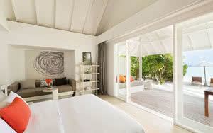 Partez en Maldives. Nous offrons une chambre Villa Plage avec un lit confortable, une vue magnifique et tous les équipements de chambre nécessaires pour un séjour agréable.