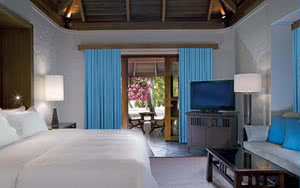 Partez en Maldives. Nous offrons une chambre Island Cottage avec un lit confortable, une vue magnifique et tous les équipements de chambre nécessaires pour un séjour agréable.