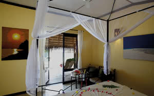 Nous offrons une chambre Beach Bungalow avec un lit confortable, une vue magnifique et tous les équipements de chambre nécessaires pour un séjour agréable. Partez en Maldives.