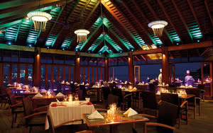 Partez en Maldives. L'hôtel dispose d'un restaurant proposant des specialités culinaires locales.