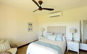 Nous offrons une chambre Villa 3 Chambres Océan avec un lit confortable, une vue magnifique et tous les équipements de chambre nécessaires pour un séjour agréable. Partez en Ile Maurice.