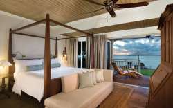 Partez en Ile Maurice. Nous offrons une chambre Junior Suite Balcon Front de Mer avec un lit confortable, une vue magnifique et tous les équipements de chambre nécessaires pour un séjour agréable.