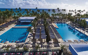Partez en République Dominicaine. L'hôtel Riu Bambu offre une piscine rafraîchissante.