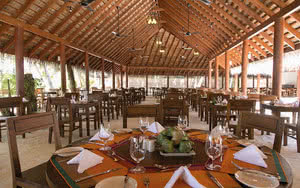 L'hôtel dispose d'un restaurant proposant des specialités culinaires locales. Partez en Maldives.