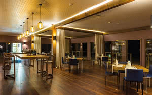 Partez en Maldives. L'hôtel dispose d'un restaurant proposant des specialités culinaires locales.