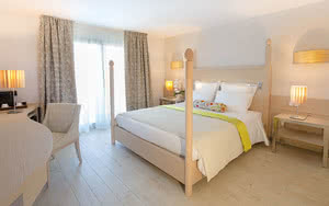 Partez en Réunion. Nous offrons une chambre Chambre Supérieure vue Lagon avec un lit confortable, une vue magnifique et tous les équipements de chambre nécessaires pour un séjour agréable.