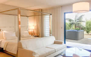 Partez en Réunion. Nous offrons une chambre Suite Deluxe Lagon avec un lit confortable, une vue magnifique et tous les équipements de chambre nécessaires pour un séjour agréable.