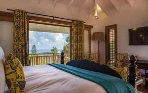 Partez en St. Barthélemy. Nous offrons une chambre Bungalow Caraibes Vue Mer avec un lit confortable, une vue magnifique et tous les équipements de chambre nécessaires pour un séjour agréable.