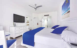 Partez en Mexique : Cancun & Riviera Maya. Nous offrons une chambre Chambre Standard - DDSB avec un lit confortable, une vue magnifique et tous les équipements de chambre nécessaires pour un séjour agréable.