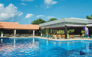 Partez en Mexique : Cancun & Riviera Maya. L'hôtel Riu Lupita offre une piscine rafraîchissante.