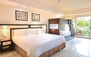 Nous offrons une chambre Riviera Family King Junior Suite avec un lit confortable, une vue magnifique et tous les équipements de chambre nécessaires pour un séjour agréable. Partez en Mexique : Cancun & Riviera Maya.