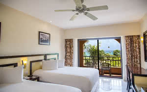 Partez en Mexique : Cancun & Riviera Maya. Nous offrons une chambre Select Ocean Front avec un lit confortable, une vue magnifique et tous les équipements de chambre nécessaires pour un séjour agréable.