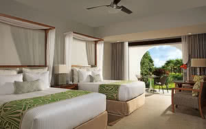 Nous offrons une chambre Deluxe Tropical View avec un lit confortable, une vue magnifique et tous les équipements de chambre nécessaires pour un séjour agréable. Partez en République Dominicaine (Saint Domingue).