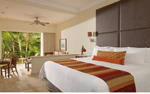 Partez en Mexique : Cancun & Riviera Maya. Nous offrons une chambre Junior Suite Garden View avec un lit confortable, une vue magnifique et tous les équipements de chambre nécessaires pour un séjour agréable.