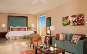 L'hôtel dispose d'un restaurant proposant des specialités culinaires locales. Nous offrons une chambre Junior Suite Tropical View avec un lit confortable, une vue magnifique et tous les équipements de chambre nécessaires pour un séjour agréable.