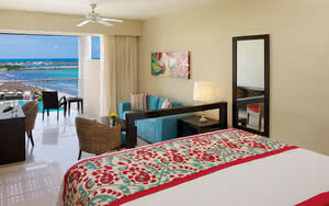 Nous offrons une chambre Junior Suite Ocean View avec un lit confortable, une vue magnifique et tous les équipements de chambre nécessaires pour un séjour agréable. Partez en Mexique : Cancun & Riviera Maya.