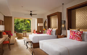 Partez en Mexique : Cancun & Riviera Maya. Nous offrons une chambre Junior Suite Tropical View avec un lit confortable, une vue magnifique et tous les équipements de chambre nécessaires pour un séjour agréable.