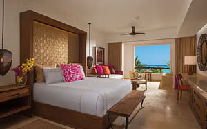 Partez en Mexique : Cancun & Riviera Maya. Nous offrons une chambre Preferred Club Junior Suite Ocean View avec un lit confortable, une vue magnifique et tous les équipements de chambre nécessaires pour un séjour agréable.