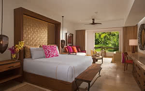Nous offrons une chambre Preferred Club Junior Suite Tropical View avec un lit confortable, une vue magnifique et tous les équipements de chambre nécessaires pour un séjour agréable. Partez en Mexique : Cancun & Riviera Maya.