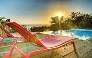 terrasse transat piscine Villa Madras