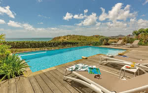 piscine terrasse transat Villa Azura