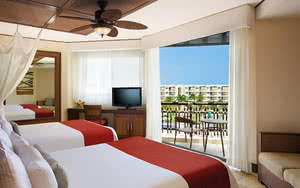 Nous offrons une chambre Premium Deluxe Tropical & Garden View avec un lit confortable, une vue magnifique et tous les équipements de chambre nécessaires pour un séjour agréable. Partez en Mexique : Cancun & Riviera Maya.