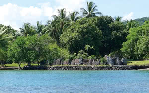 Raiatea - Rivière Faaroa et le Marae Taputapuatea