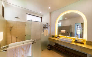 deluxe-room-bath-room-BlueBay Beach Resort & Spa