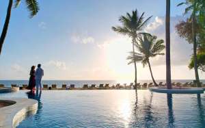 couple-piscine-BlueBay Beach Resort & Spa