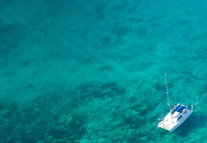 photo aérienne catamaran croisière seychelles
